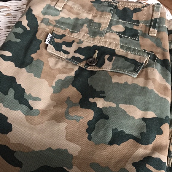 🚨B2G1 LEVI’S Army Camouflage Print 34X32 Jeans - Picture 2 of 5